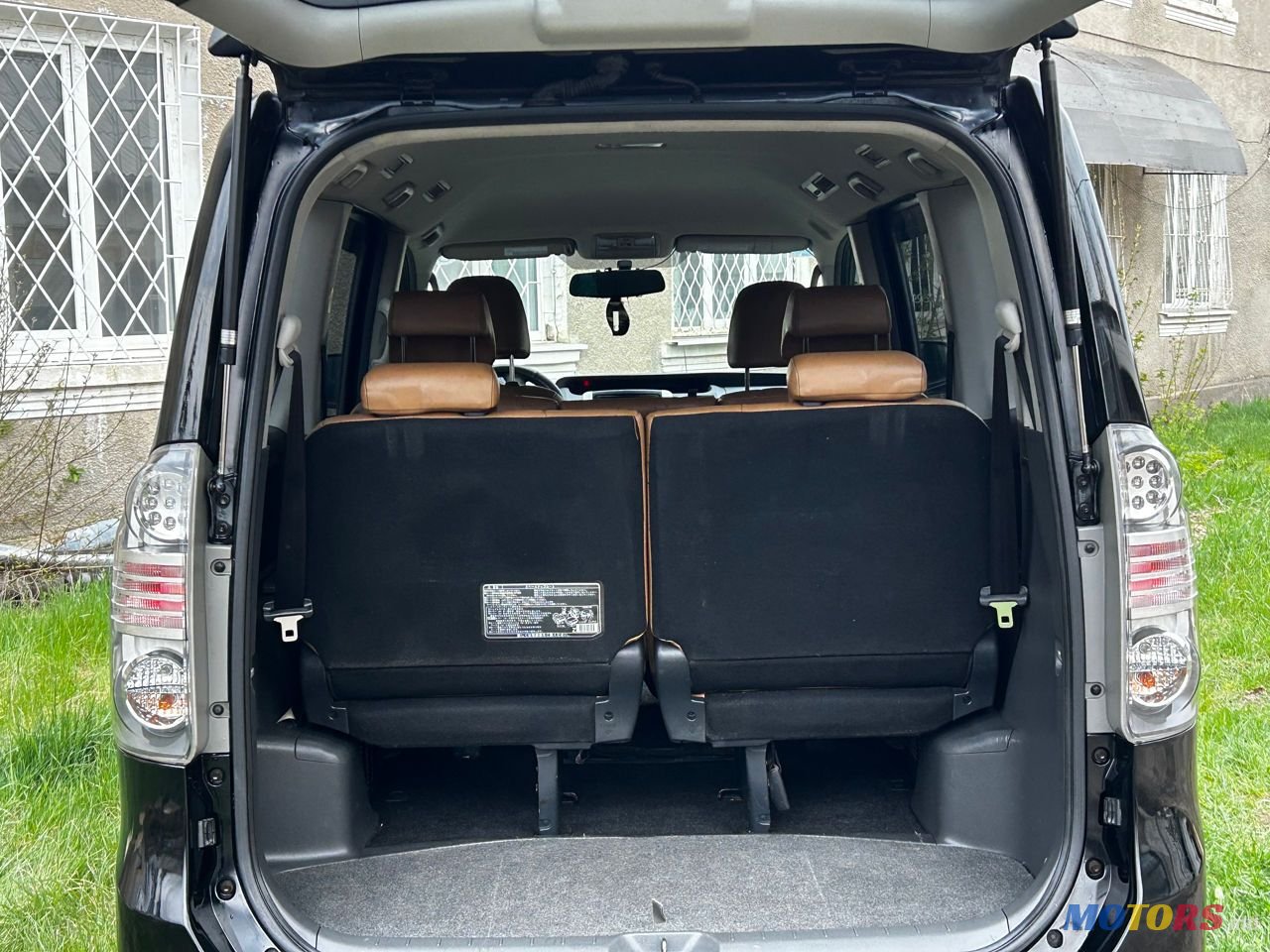 2008' Toyota Voxy photo #3