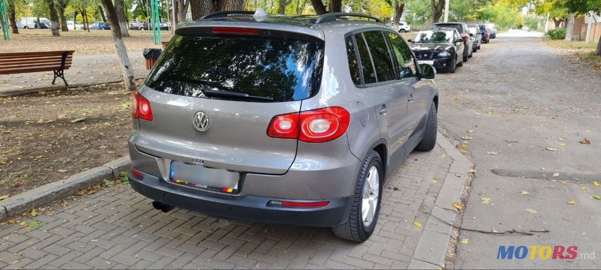 2010' Volkswagen Tiguan photo #2