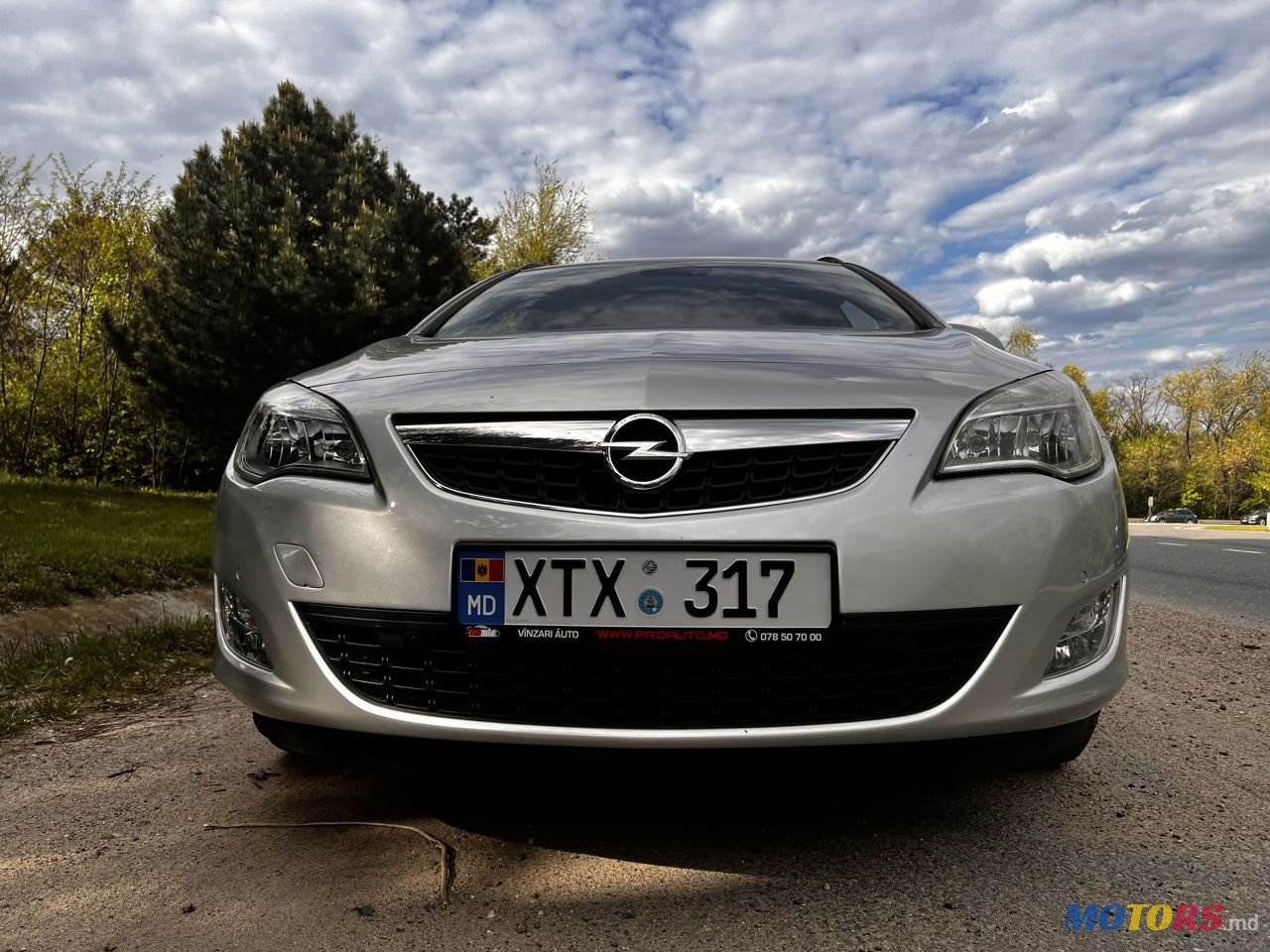 2011' Opel Astra photo #1