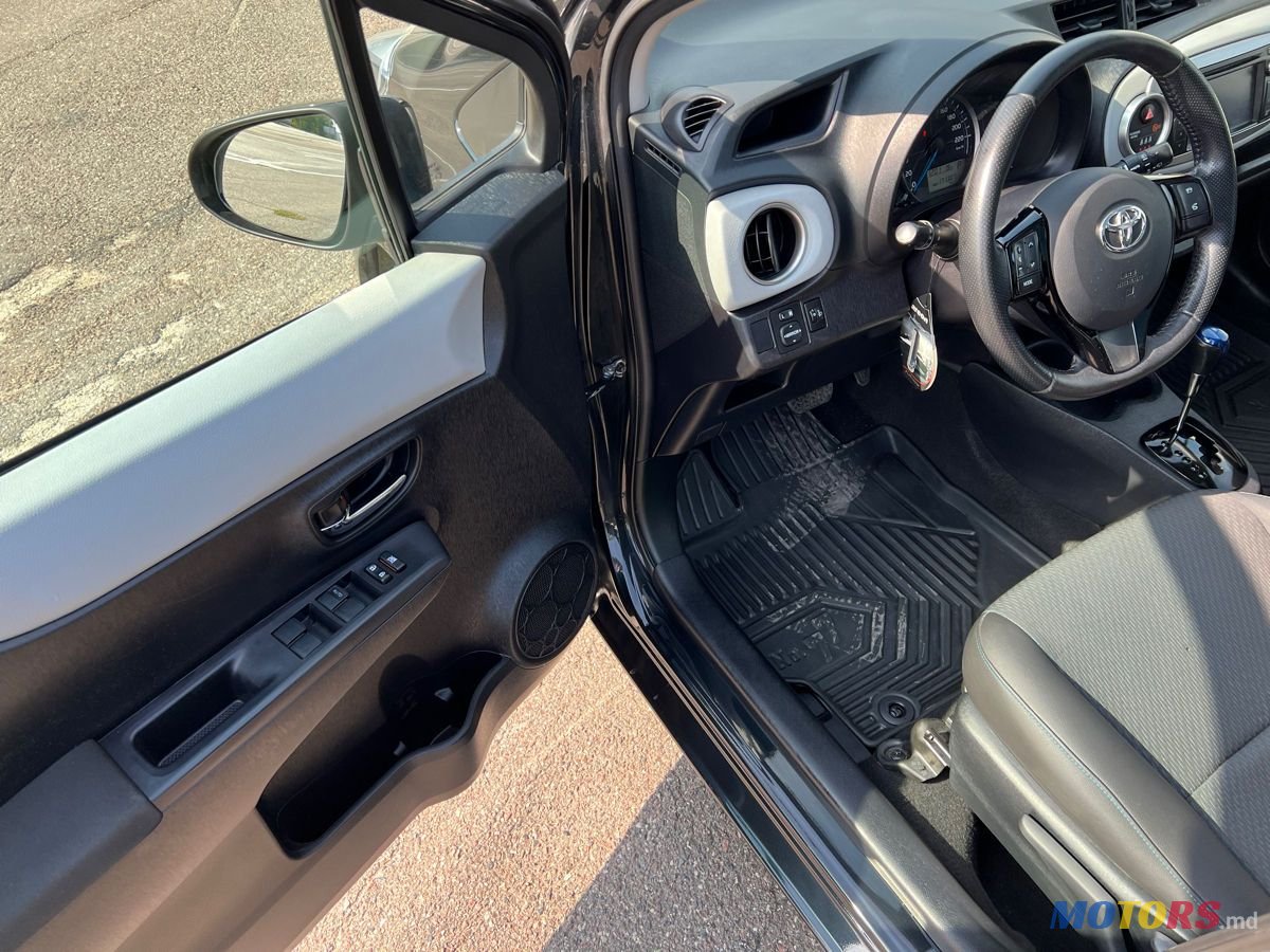 2012' Toyota Yaris photo #6