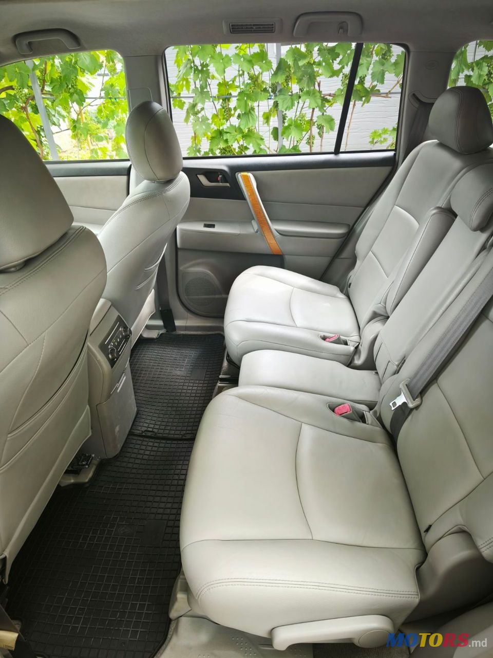 2010' Toyota Highlander photo #3