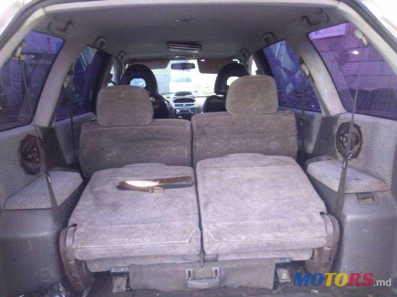 2000' Mitsubishi Space Runner photo #3