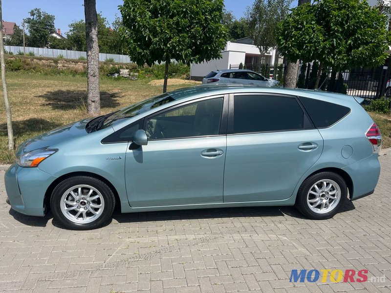 2017' Toyota Prius v photo #6