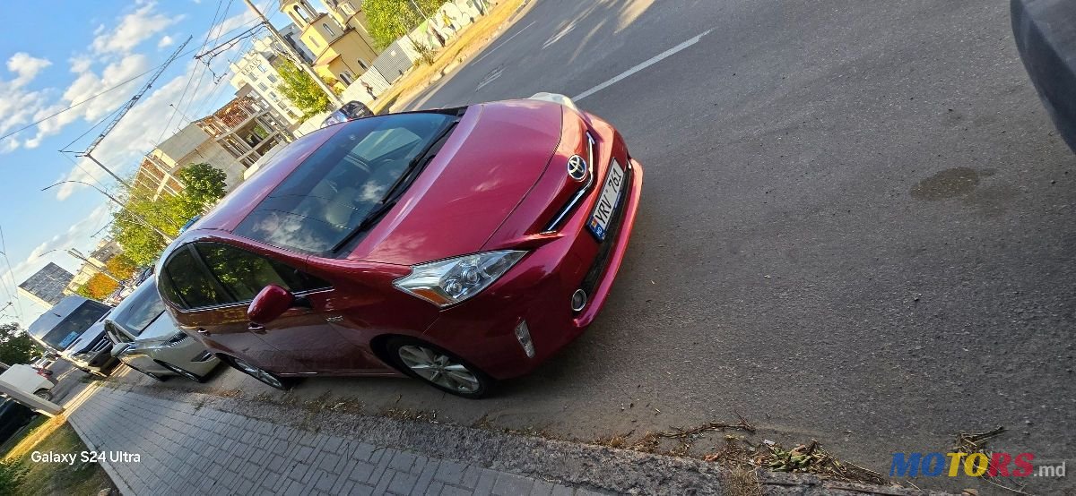 2013' Toyota Prius v photo #1