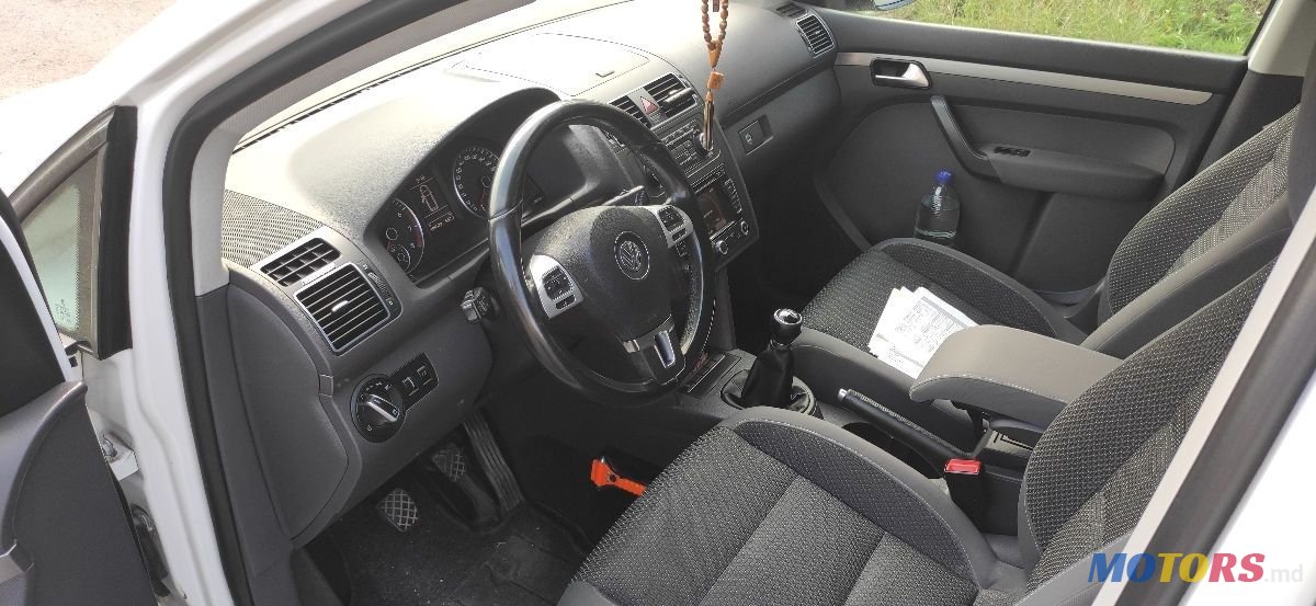 2011' Volkswagen Touran photo #4