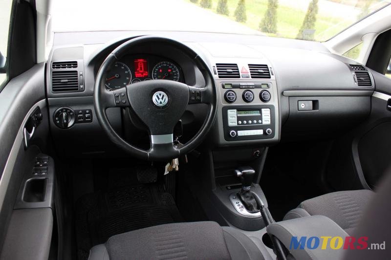 2007' Volkswagen Touran photo #6