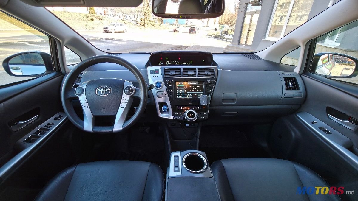 2011' Toyota Prius v photo #6