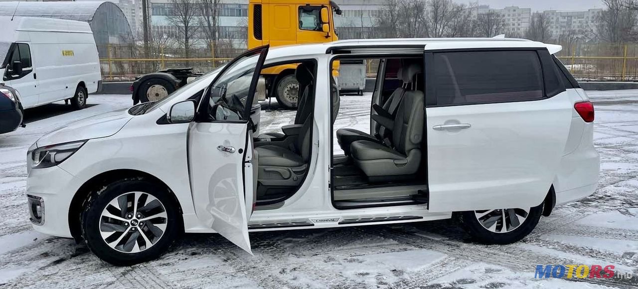 2017' Kia Carnival photo #3