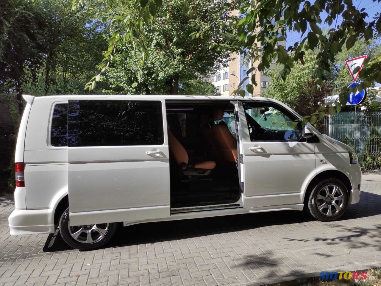 2011' Volkswagen Transporter photo #5