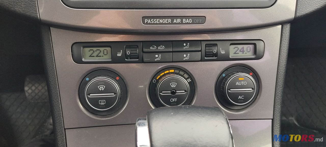 2008' Volkswagen Passat photo #5