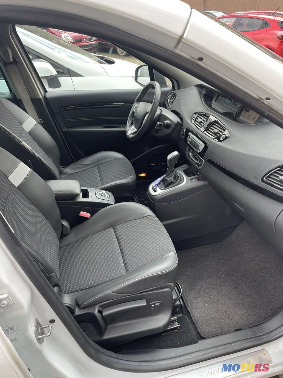 2012' Renault Scenic photo #5