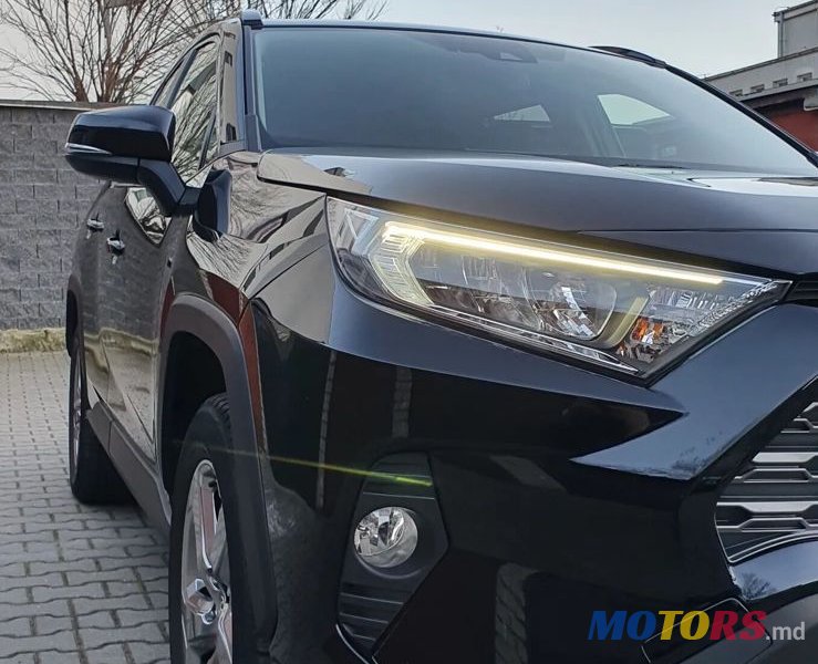 2019' Toyota RAV4 photo #6