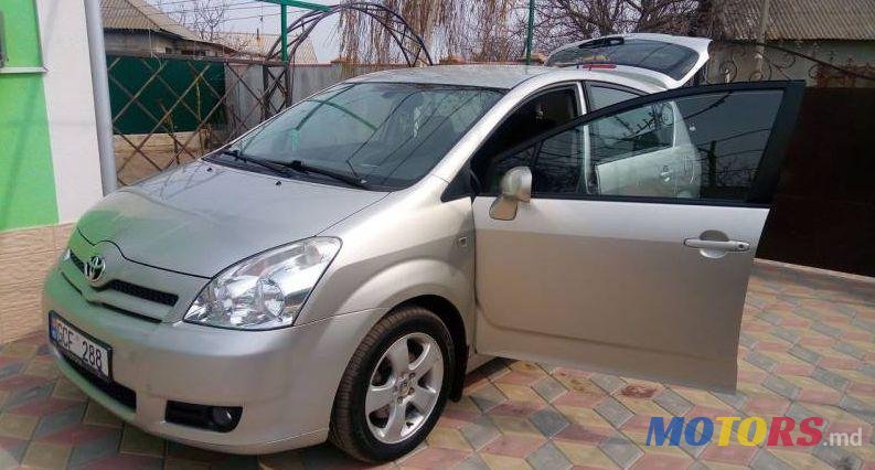 2006' Toyota Corolla Verso photo #1