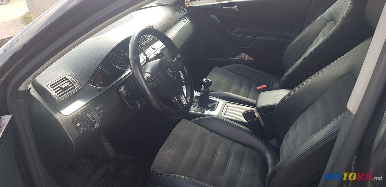2009' Volkswagen Passat photo #4