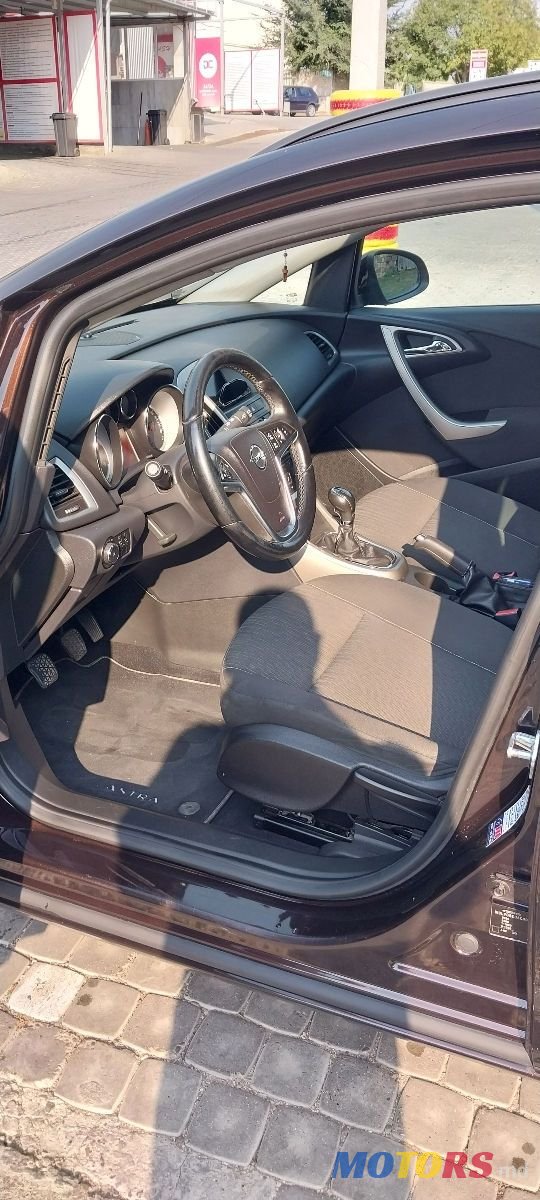 2011' Opel Astra photo #1