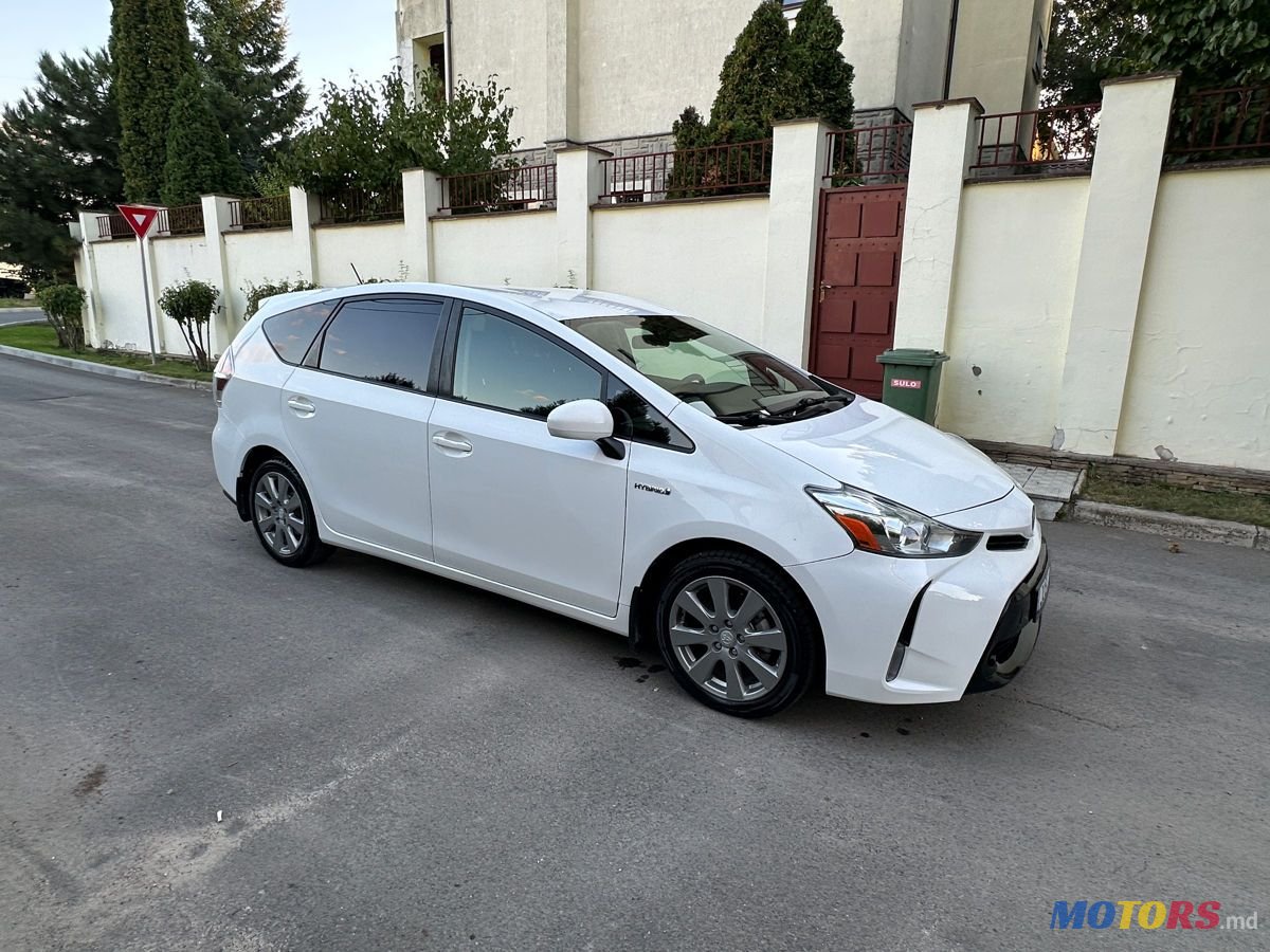 2018' Toyota Prius v photo #2