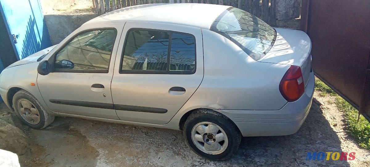 2001' Renault Clio Symbol photo #3