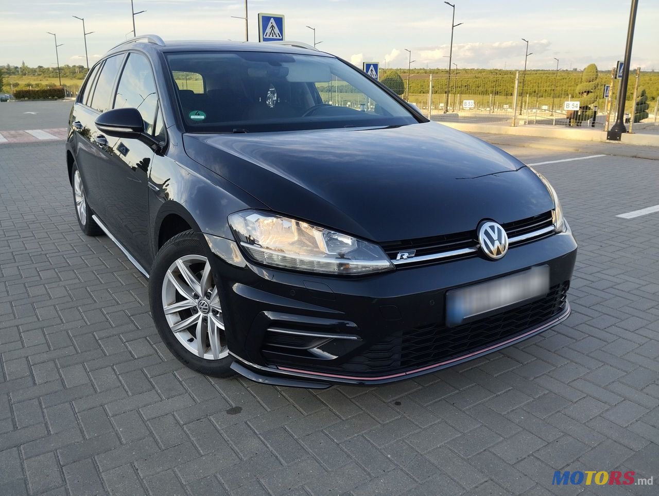 2019' Volkswagen Golf photo #1
