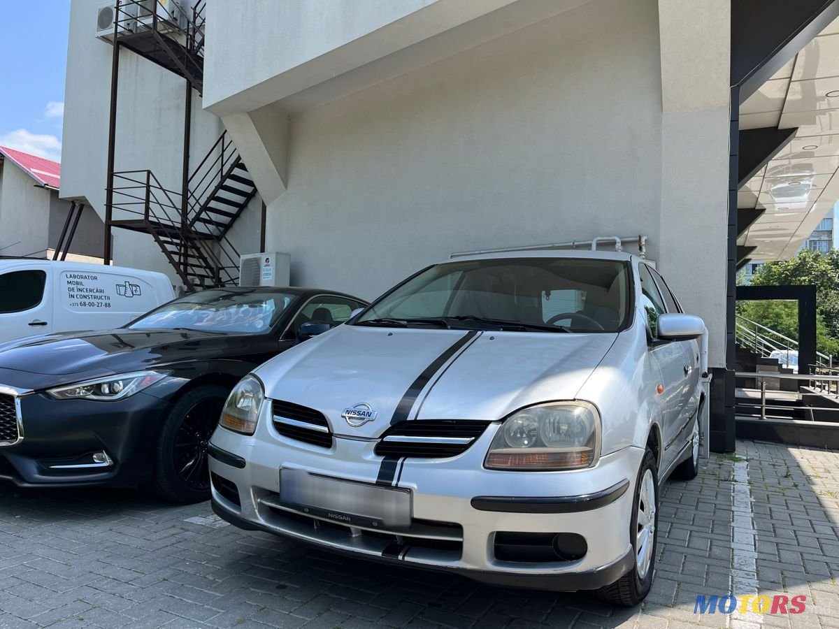 2001' Nissan Almera Tino photo #1