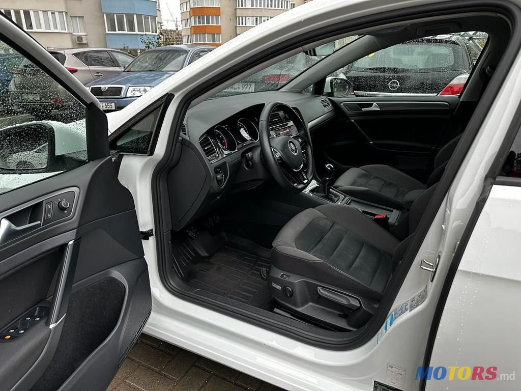 2017' Volkswagen Golf photo #6