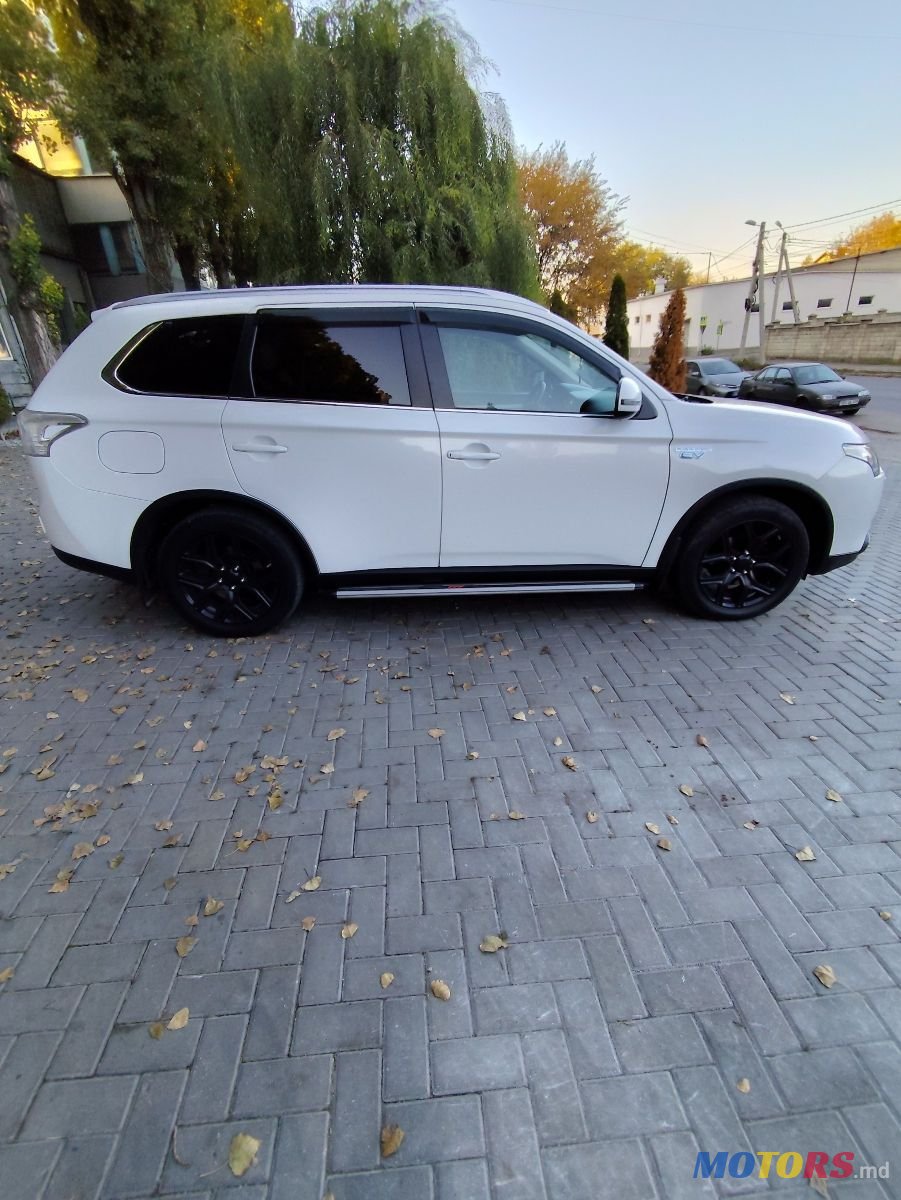 2014' Mitsubishi Outlander photo #5