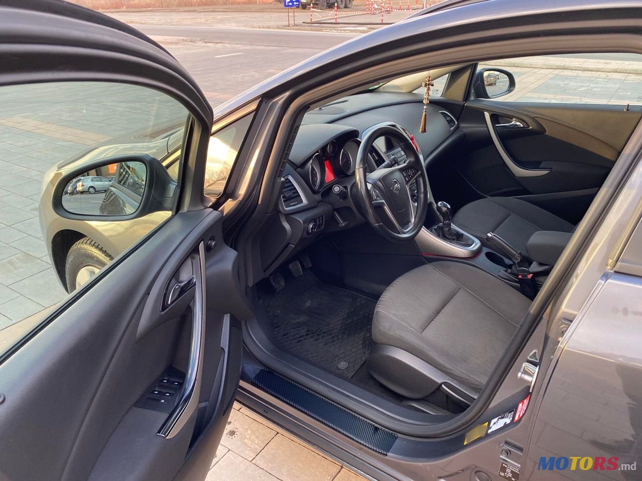 2012' Opel Astra photo #6