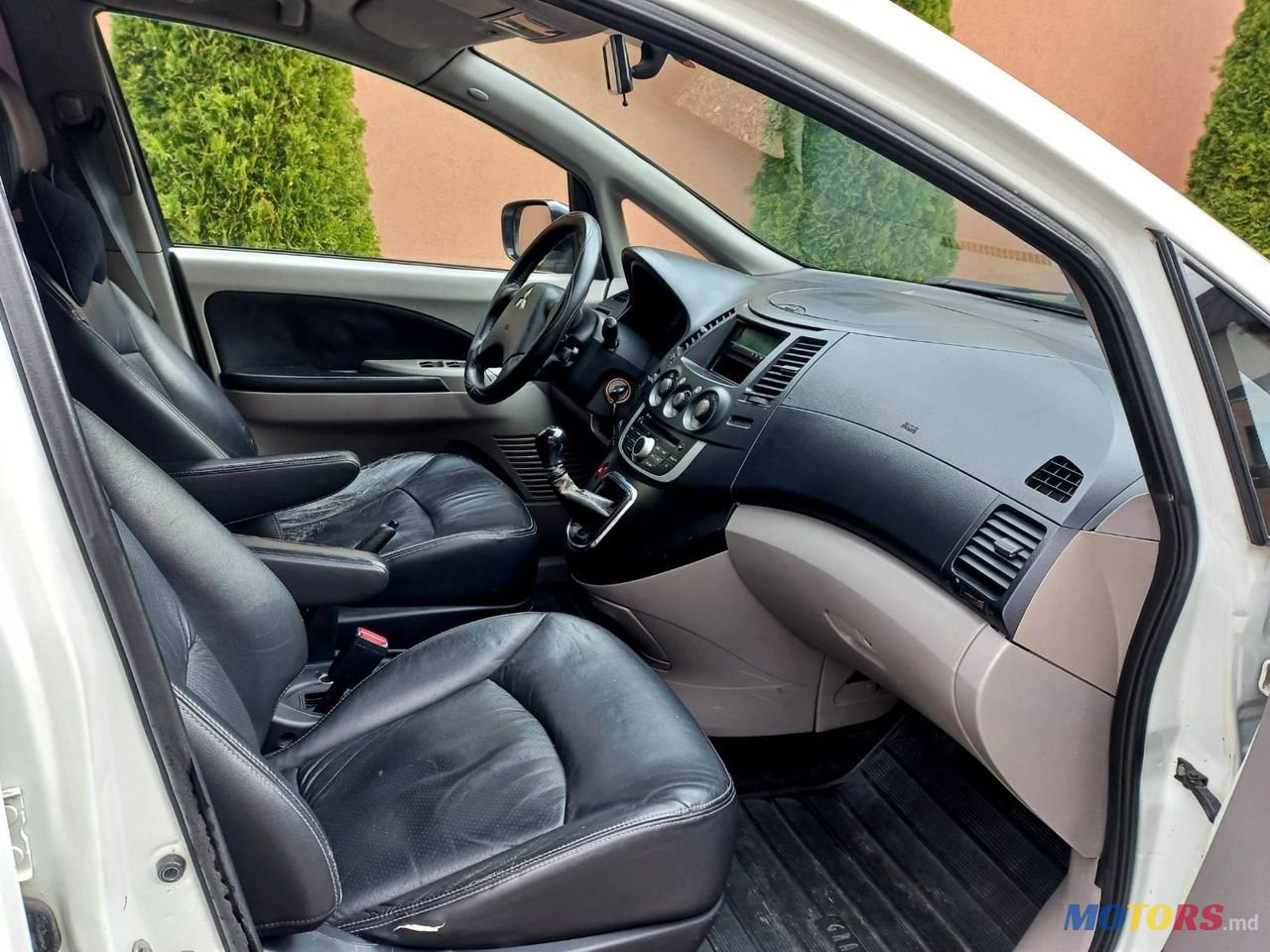 2008' Mitsubishi Grandis photo #5