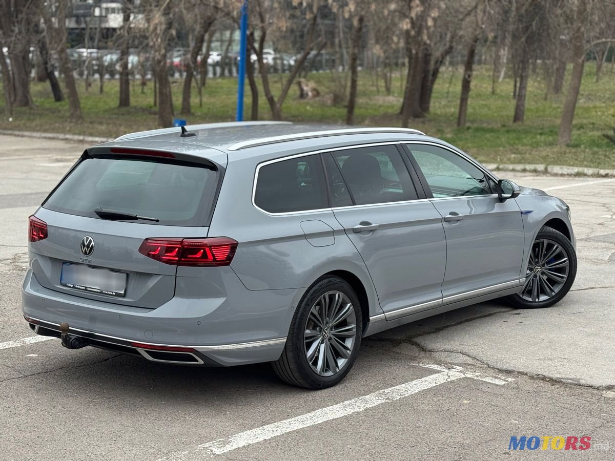 2022' Volkswagen Passat photo #2