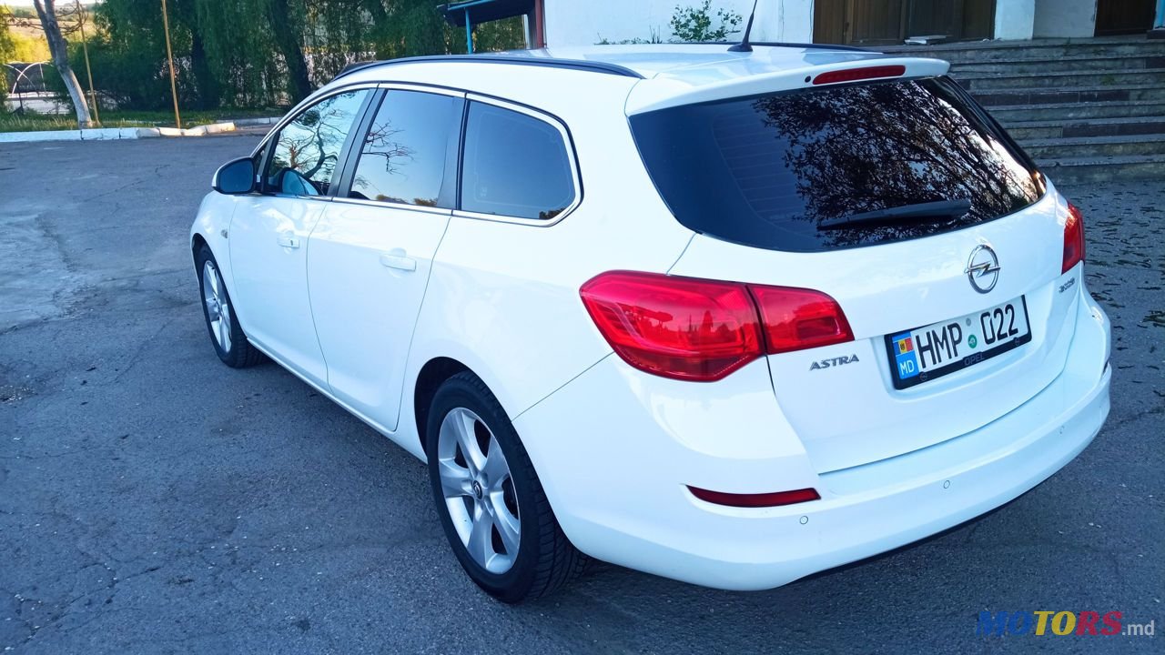 2011' Opel Astra photo #4