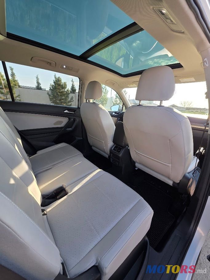2017' Volkswagen Tiguan photo #3