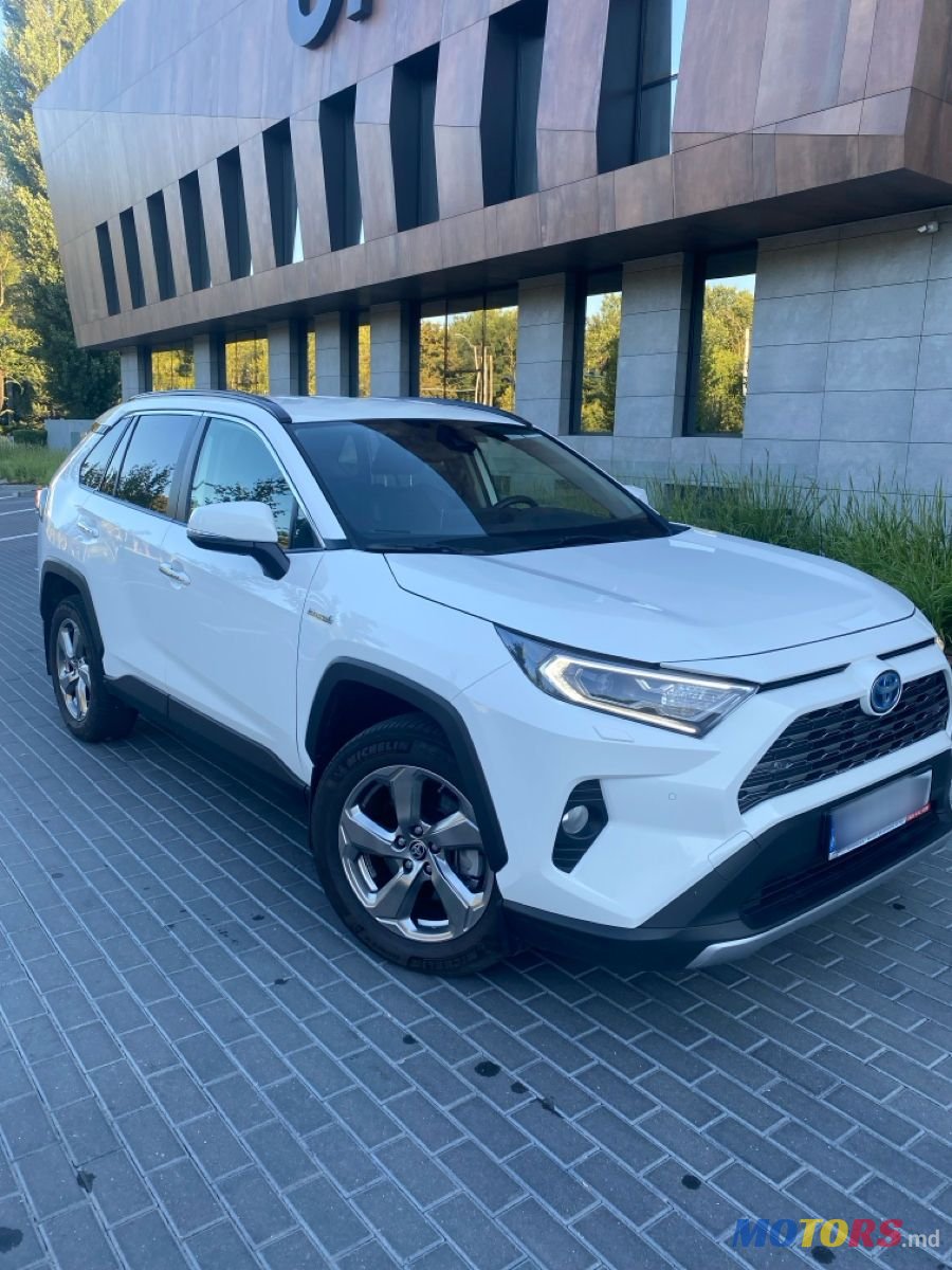 2019' Toyota RAV4 photo #4