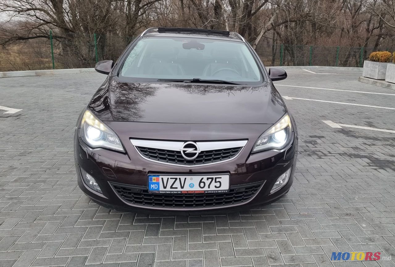 2012' Opel Astra photo #1