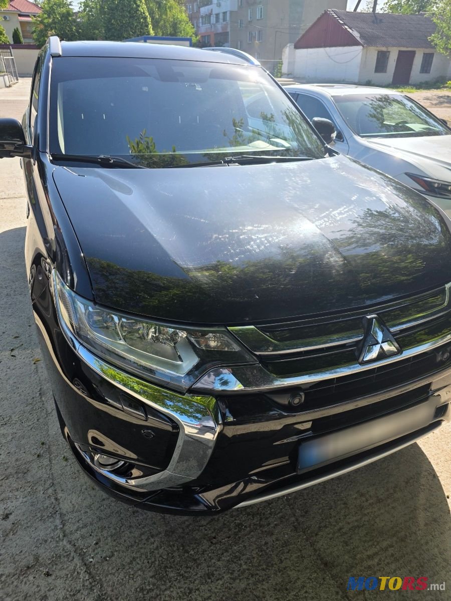 2015' Mitsubishi Outlander photo #2