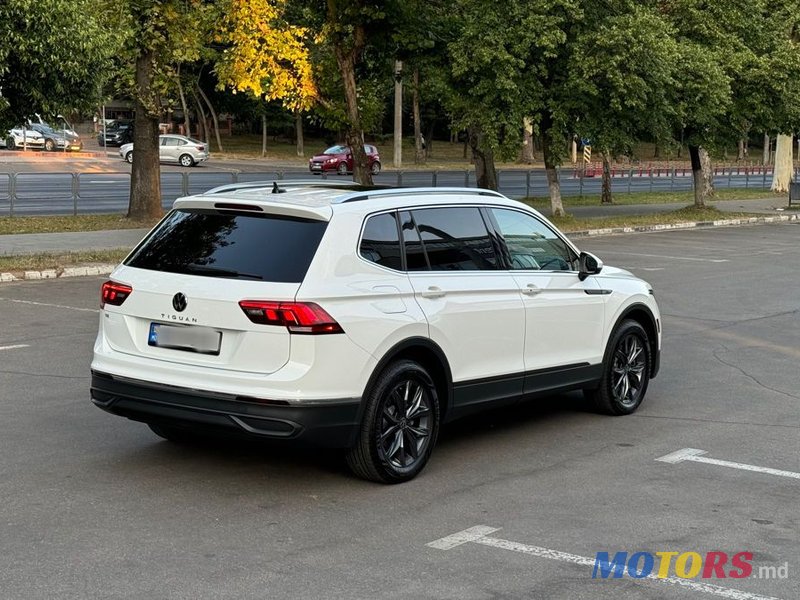 2022' Volkswagen Tiguan photo #6