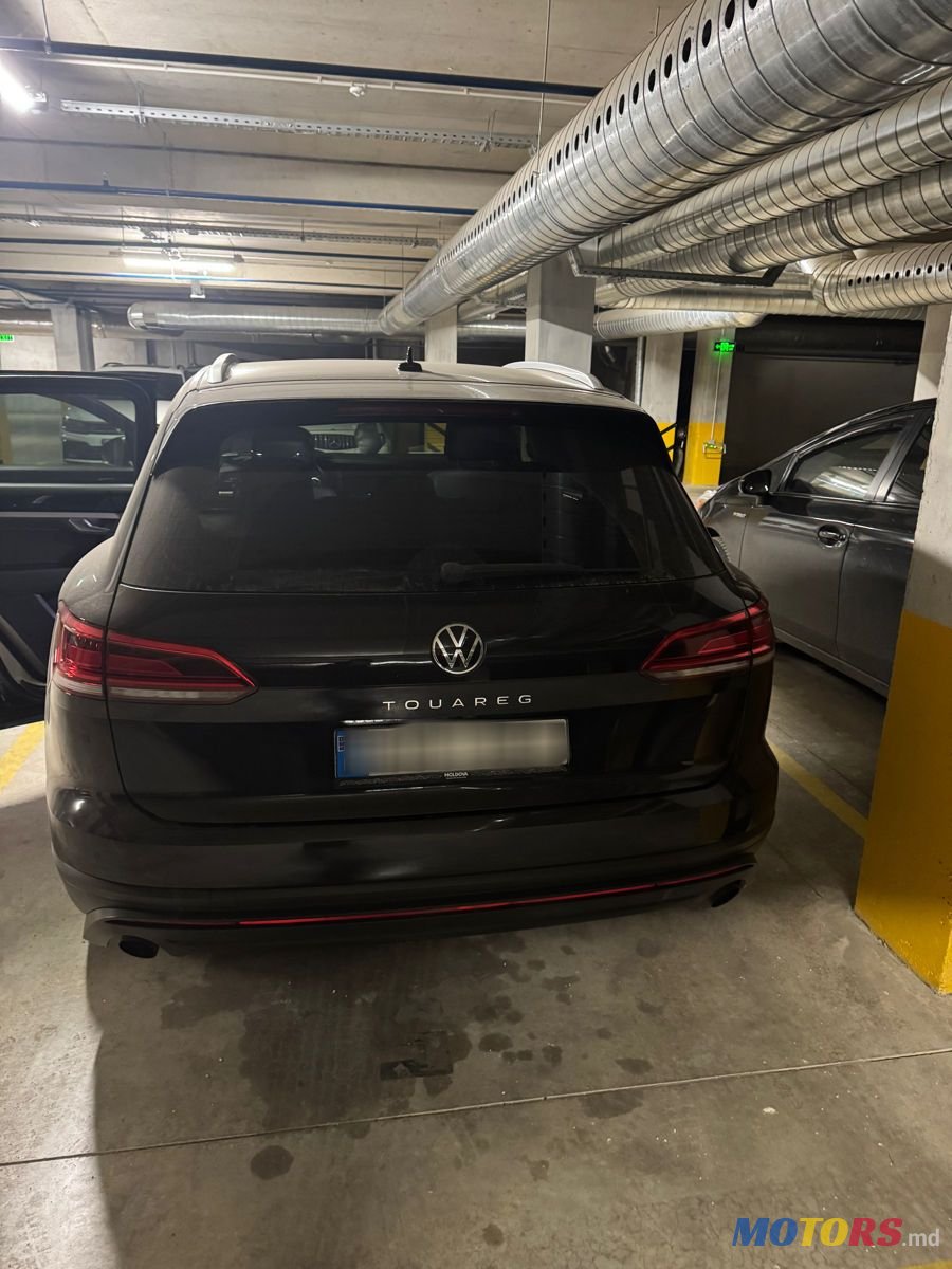 2020' Volkswagen Touareg photo #2