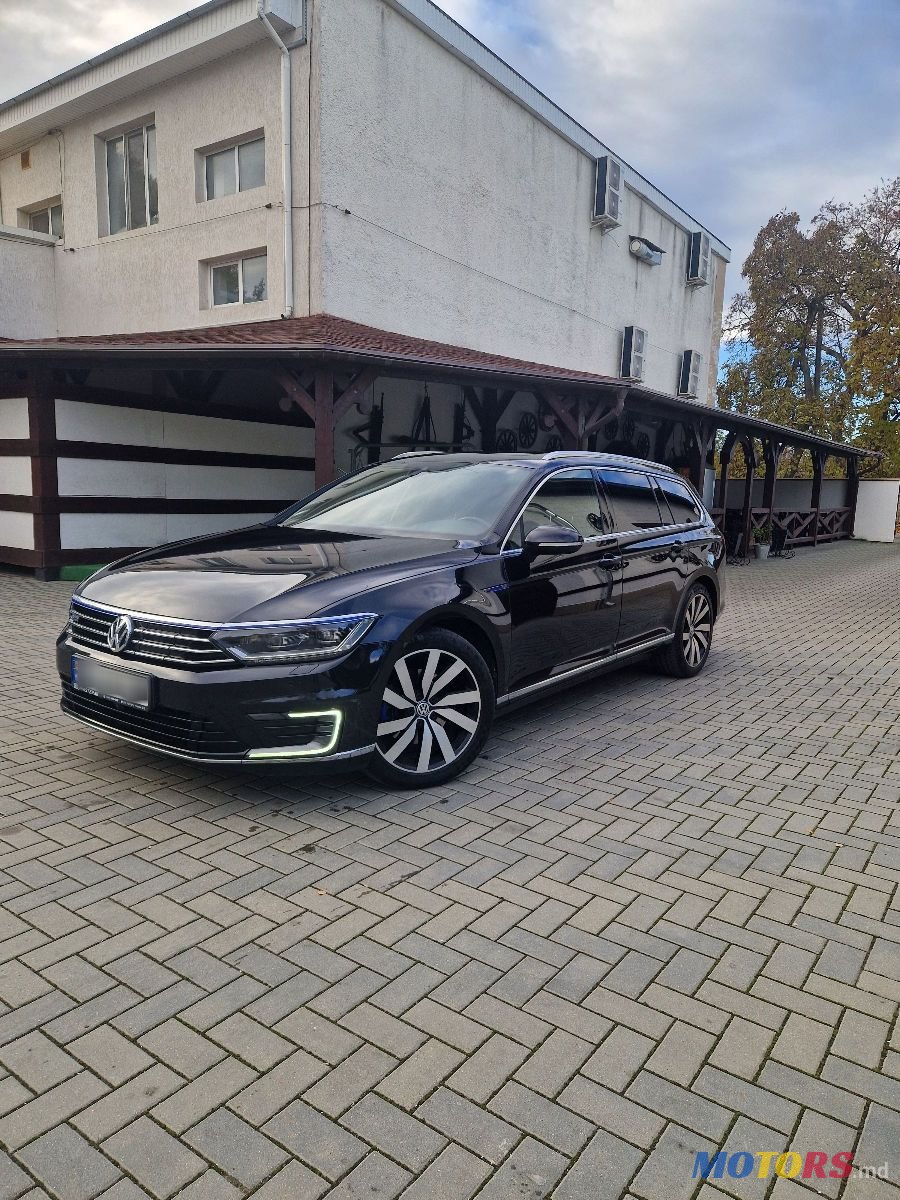 2015' Volkswagen Passat photo #2