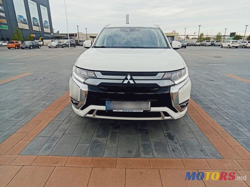 2019' Mitsubishi Outlander photo #2