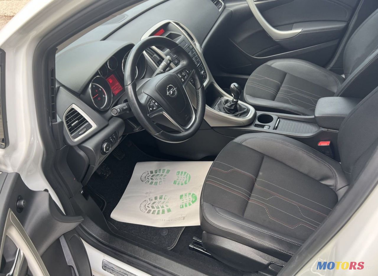 2013' Opel Astra photo #5