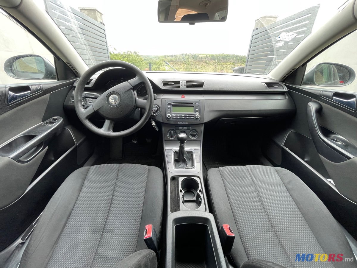 2005' Volkswagen Passat photo #5