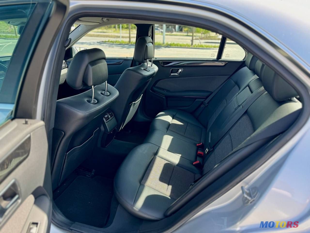 2011' Mercedes-Benz E-Class photo #6