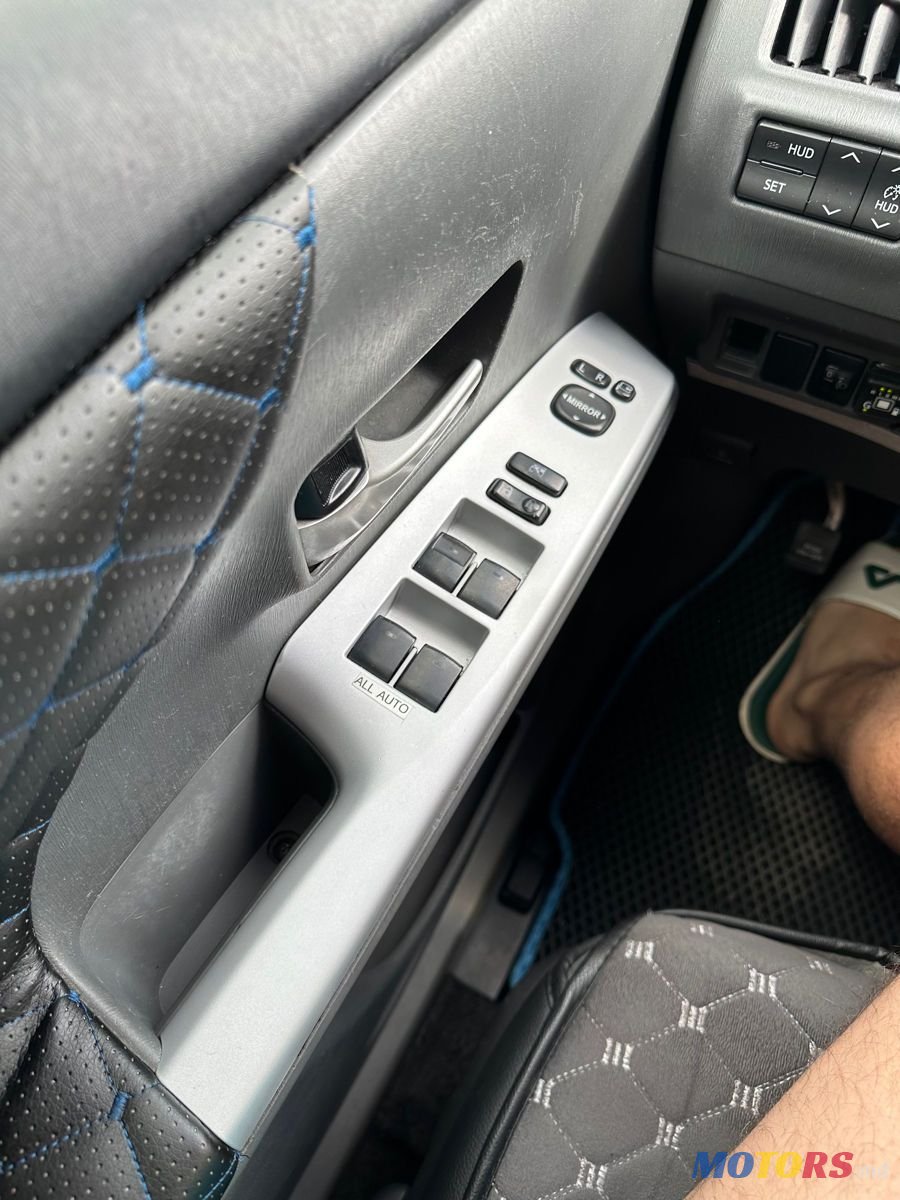 2014' Toyota Prius + photo #5