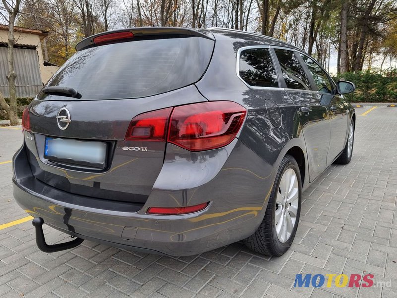 2011' Opel Astra photo #3