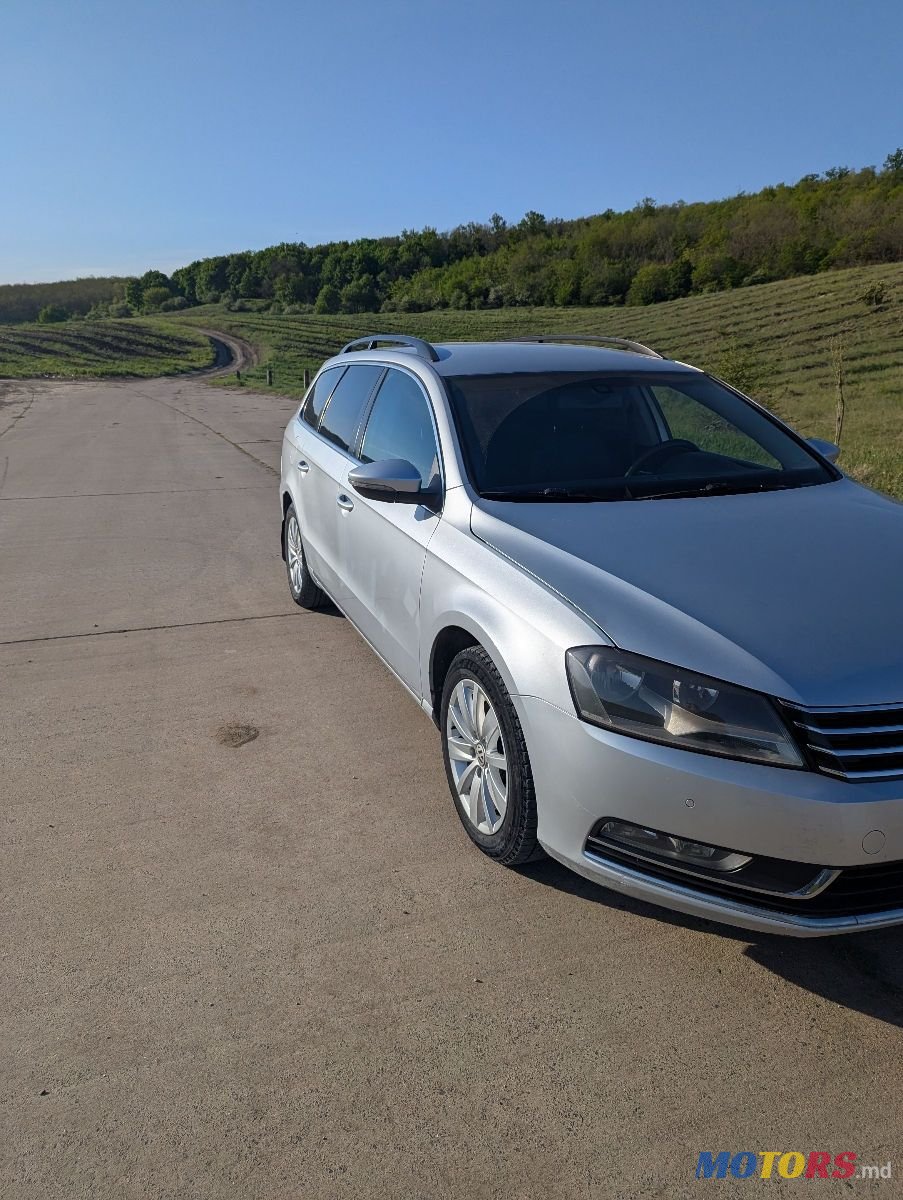 2010' Volkswagen Passat photo #2