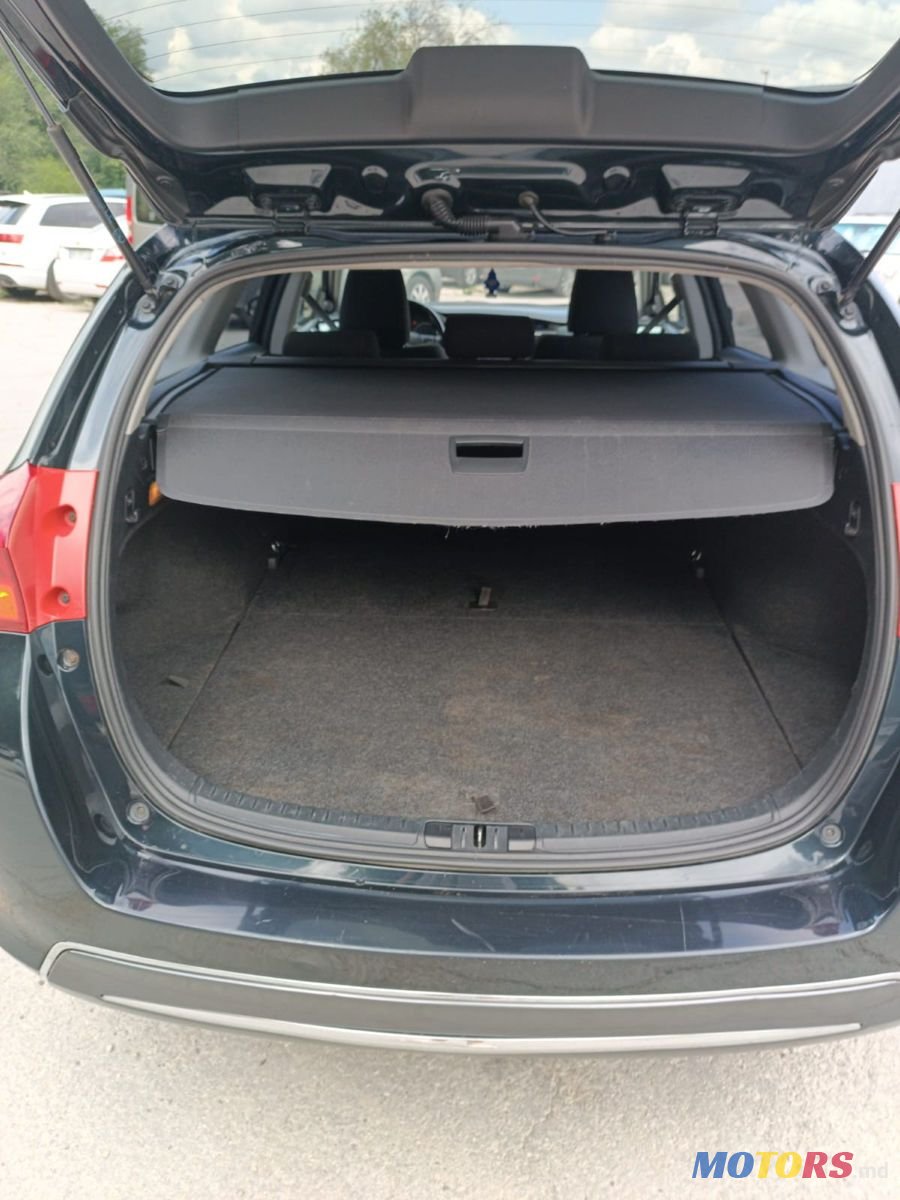 2013' Toyota Auris photo #6