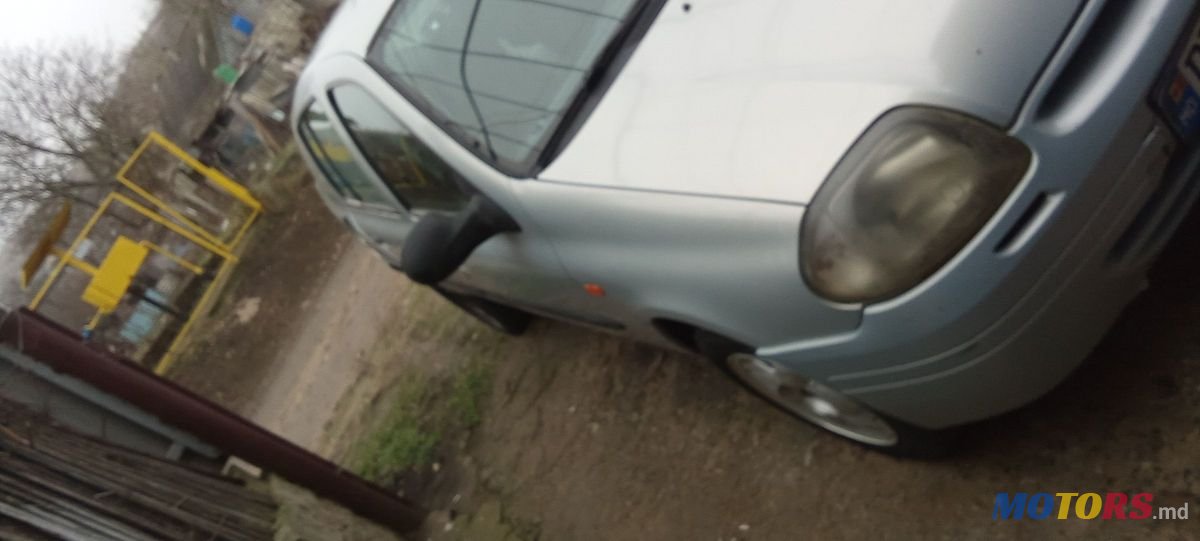2001' Renault Clio Symbol photo #3