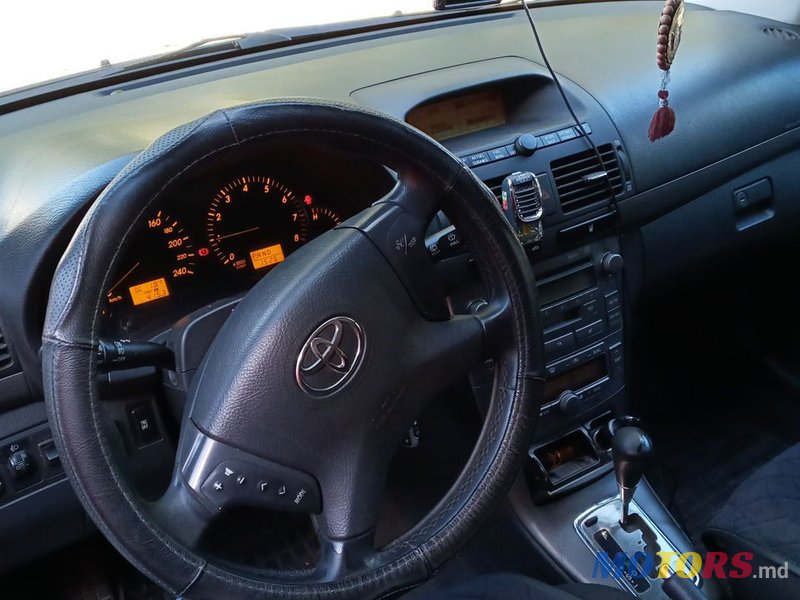 2005' Toyota Avensis photo #2