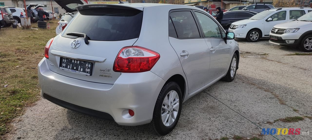 2012' Toyota Auris photo #2