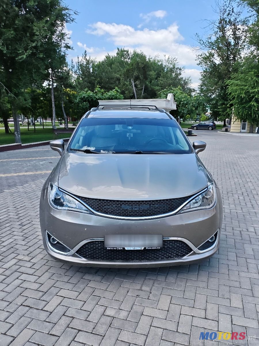2018' Chrysler Pacifica photo #2