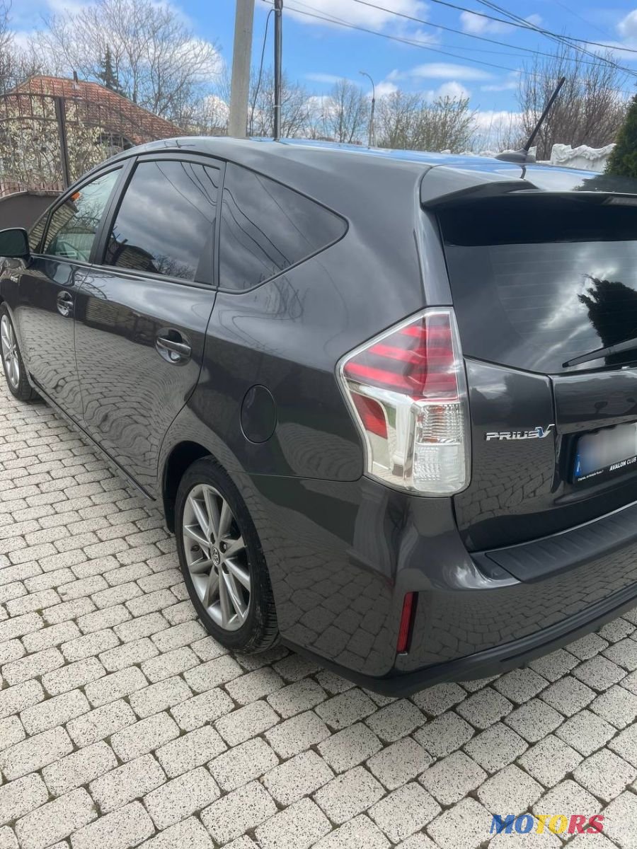 2017' Toyota Prius v photo #3