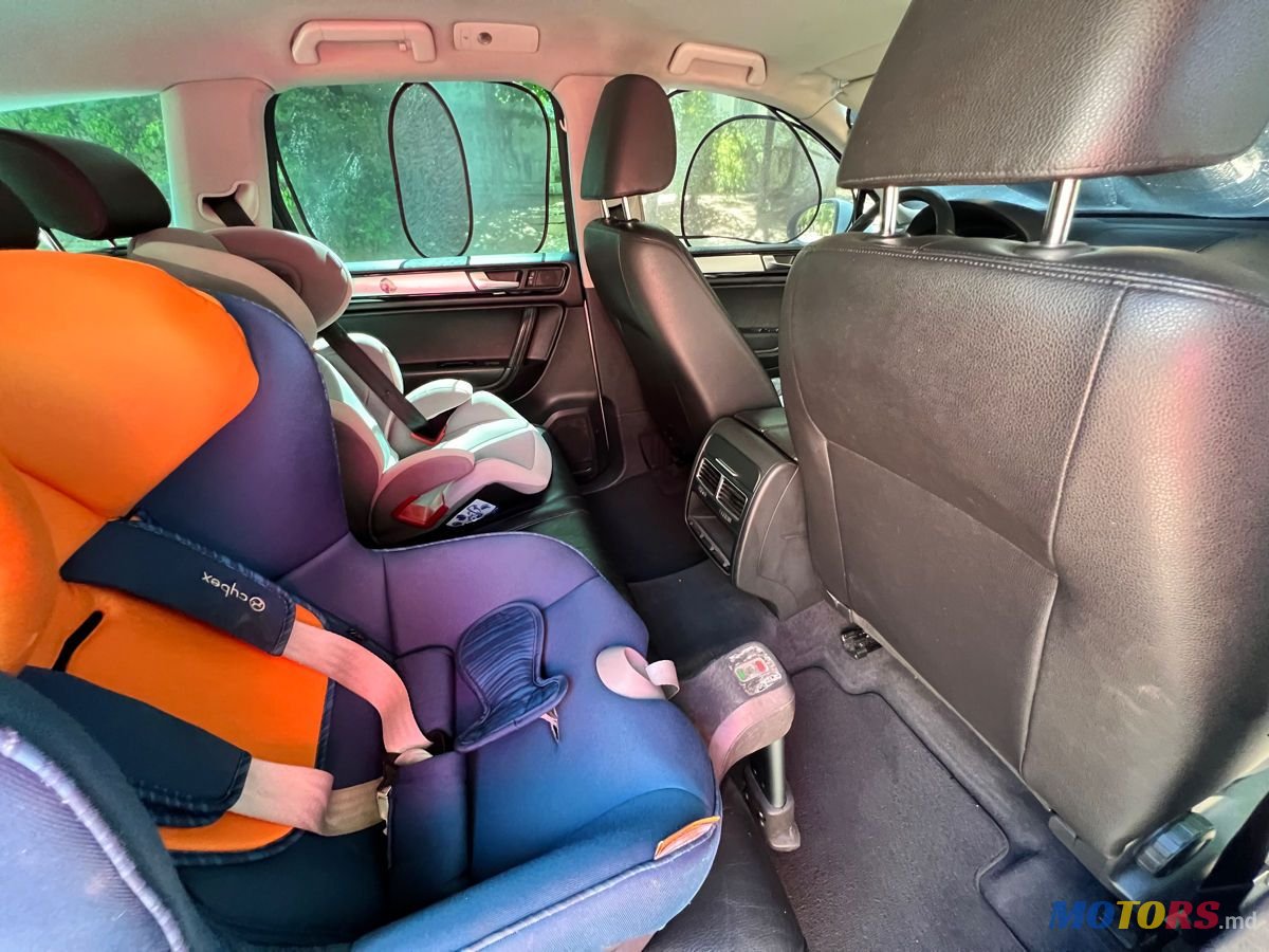 2010' Volkswagen Touareg photo #5